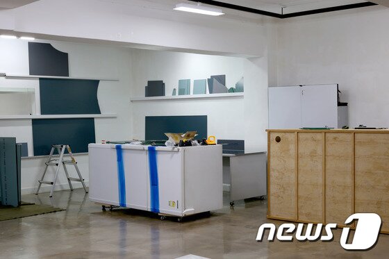 본문 이미지 - 최고은, 토르소+물놀이(TORSO+MATERIAL POOL), 2016, 혼합재료, 가변크기 ⓒ News1