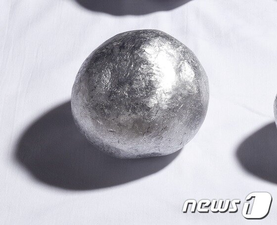 본문 이미지 - 황수연, 더 단단한(More Hard), 2014 알루미늄 호일, 가변크기 ⓒ News1