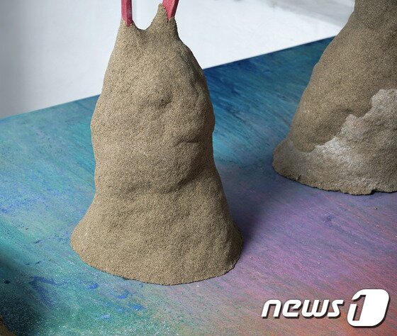 본문 이미지 - 황수연, 더 무거운(Heavier), 2014 모래, 본드, 가변크기 ⓒ News1