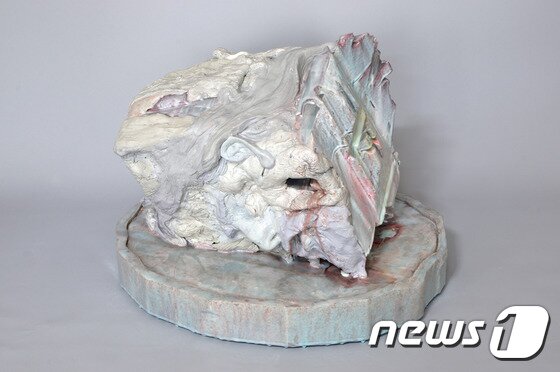 본문 이미지 - 문이삭, 세례요한의 두상6, 32x43x37cm, 발포폴리스틸렌, 아이소핑크, 에폭시, 레진, 안료, 탈크 2016 ⓒ News1