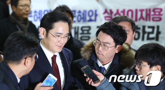 본문 이미지 - 최순실씨&#40;61·구속기소&#41; 일가에 대한 대가성 특혜지원 의혹 등을 받고 있는 이재용 삼성전자 부회장&#40;49&#41;이 12일 서울 강남구 대치동 박영수 특별검사 사무실에 피의자 신분으로 출석하고 있다. /뉴스1 ⓒ News1 유승관 기자