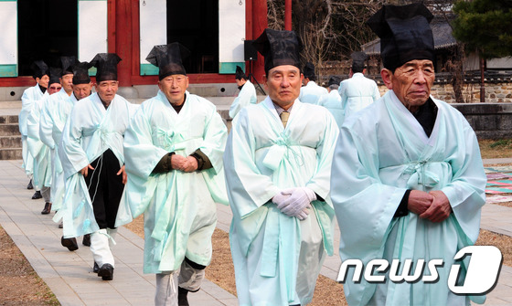 (전주=뉴스1) 문요한 기자 = 12일 오전 전북 전주시 전주향교에서 유생들이 보름을 맞아 분향례를 지내고 있다.2017.1.12/뉴스1