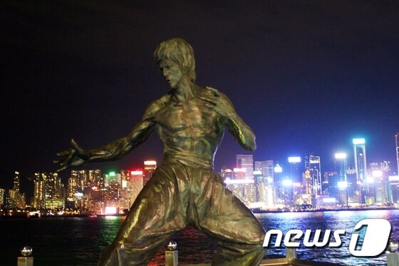 본문 이미지 - 저녁 8시 화려한 심포니 오브 라이트쇼가 펼쳐지는 스타의 거리.ⓒ News1 윤슬빈 기자
