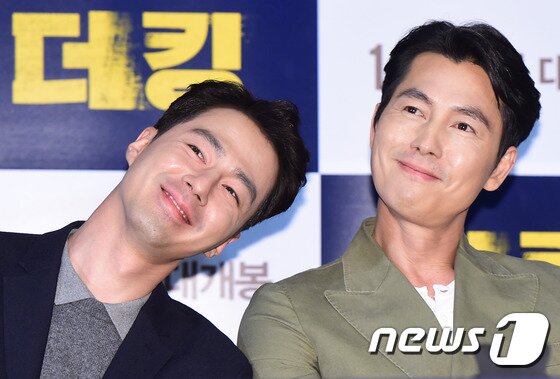 본문 이미지 - 배우 조인성, 정우성(오른쪽)이 12일 오후 서울 건대 롯데시네마에서 열린 영화 ‘더킹’(감독 한재림) 언론 시사회에 참석해 매력을 발산하고 있다. ⓒ News1star / 권현진 기자
