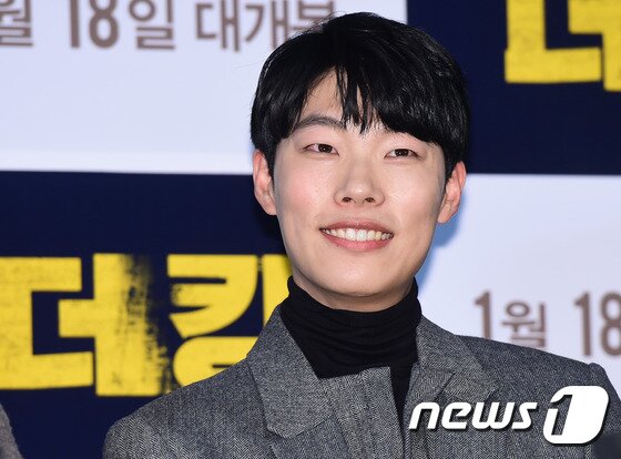 본문 이미지 - 배우 류준열이 12일 오후 서울 건대 롯데시네마에서 열린 영화 ‘더킹’(감독 한재림) 언론 시사회에 참석해 근사한 미소를 짓고 있다. ⓒ News1star / 권현진 기자