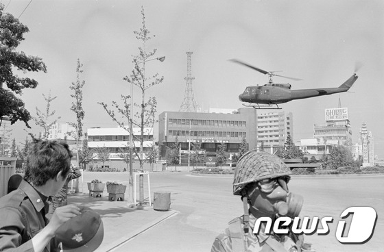 1980년 5·18 민주화운동 당시 광주 동구 금남로와 전일빌딩 주변에 헬기가 떠 있는 것을 기자들이 촬영한 사진.(5·18기념재단 제공)2017.1.12/뉴스1 © News1DB
