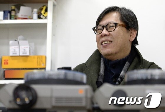본문 이미지 - 박찬경 작가가 12일 서울 종로구 청운동의 작업실에서 뉴스1과 인터뷰를 하고 있다. ⓒ News1 안은나 기자