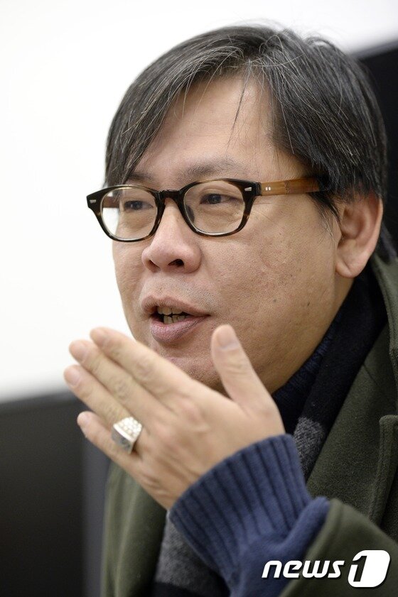 본문 이미지 - 박찬경 작가가 12일 서울 종로구 청운동의 작업실에서 뉴스1과 인터뷰를 하고 있다. ⓒ News1 안은나 기자