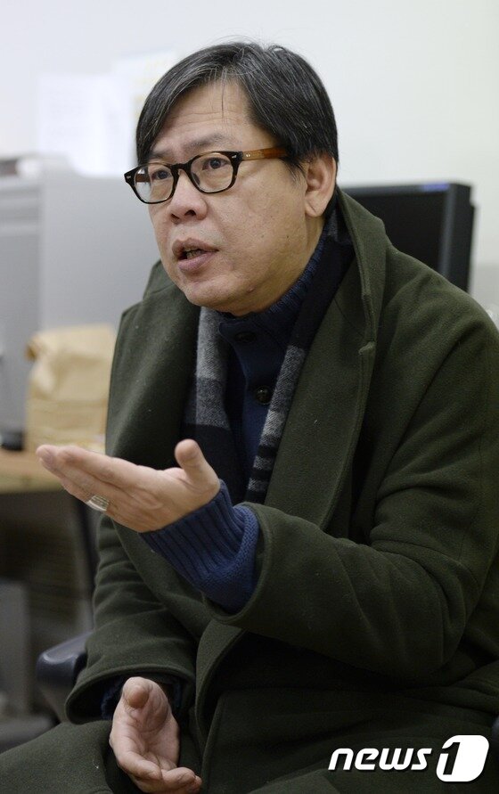 본문 이미지 - 박찬경 작가가 12일 서울 종로구 청운동의 작업실에서 뉴스1과 인터뷰를 하고 있다. ⓒ News1 안은나 기자