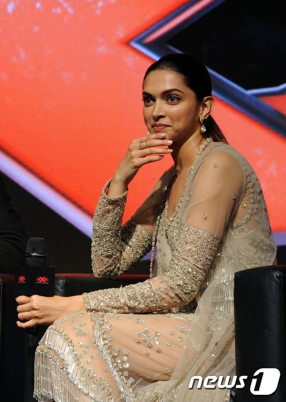 (뭄바이 AFP=뉴스1) 우동명 기자 = 볼리우드 배우 디피카 파두콘이 12일 (현지시간) 인도 뭄바이에서 열린 영화 ‘트리플 엑스 : 리턴 오브 샌더 케이지’  기자회견에서 포즈 …