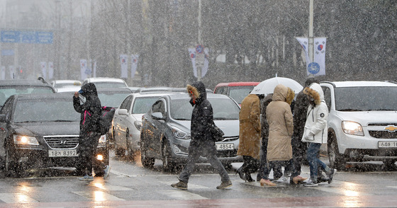 [오늘의 날씨] 대전·충남(15일, 월)…새벽까지 비 또는 눈
