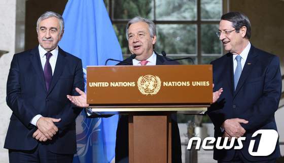 본문 이미지 - 안토니오 구테헤스 유엔 사무총장(중앙)이 북키프로스 대통령 무스타파 아큰즈(왼쪽)와 니코스 아나스타시아데스 키프로스공화국 대통령과 유엔 제네바에서 평화협상을 가지고 기자회견했다. ⓒ AFP=뉴스1