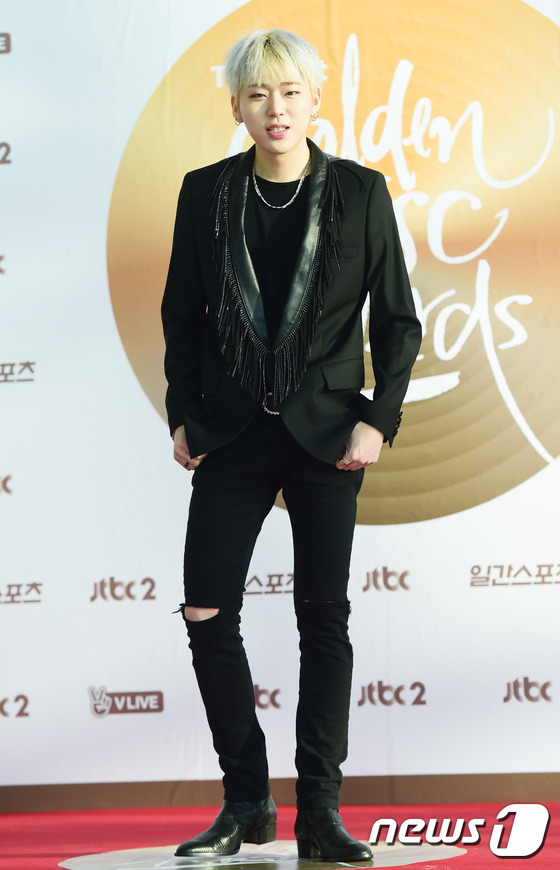 (일산=뉴스1스타) 권현진 기자 = 가수 지코가 13일 오후 경기도 고양 킨텍스에서 열린 ‘제31회 골든 디스크 시상식’에 참석해 포즈를 취하고 있다.