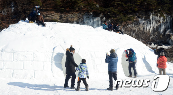 (철원=뉴스1) 박태순 기자 = 14일 강원도 철원군 한탄강 일원에서 열린 ‘철원한탄강 얼음트레킹’에서 관광객들이 즐거운 시간을 보내고 있다.2017.1.14/뉴스1