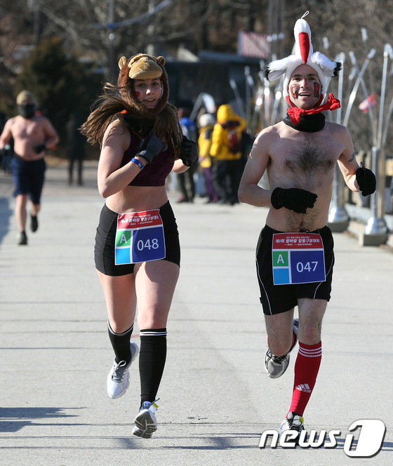 (철원=뉴스1) 박태순 기자 = 14일 강원도 철원군 한탄강 일원에서 열린 ‘제1회 똥바람 알통 구보대회’에서 외국인 참가자들이 구보를 하고 있다. (철원군 제공)2017.1.14 …