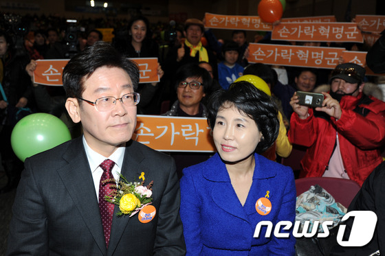 (광주=뉴스1) 황희규 기자 = 이재명 성남시장이 15일 오후 광주 서구 김대중컨벤션선터에서 열린 손가락혁명군 출정식에 앞서 자리에 앉아 지지자들에게 환영을 받고 있다. 오른쪽은 …