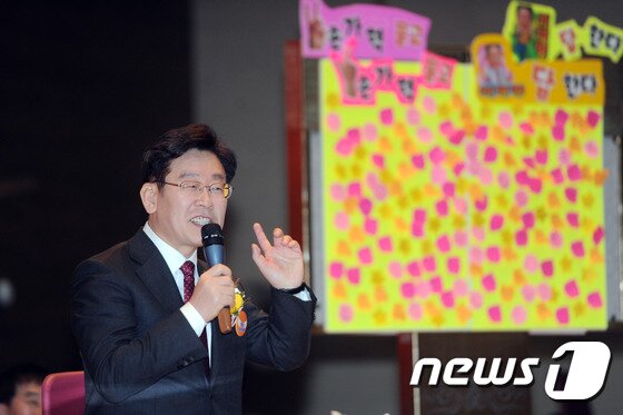 본문 이미지 - 이재명 성남시장이 15일 오후 광주 서구 김대중컨벤션선터에서 열린 손가락혁명군 출정식 토크쇼에서 사회자의 질문에 답하고 있다. 2017.1.15/뉴스1 ⓒ News1 황희규 기자