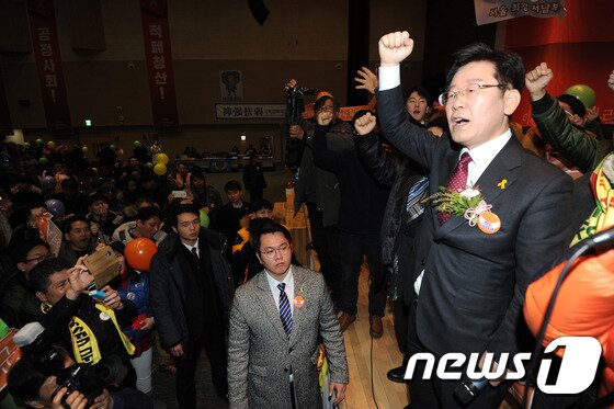 본문 이미지 - 이재명 성남시장이 15일 오후 광주 서구 김대중컨벤션선터에서 열린 손가락혁명군 출정식에서 지지자들과 함께 임을 위한 행진곡을 제창하고 있다. 2017.1.15/뉴스1 ⓒ News1 황희규 기자