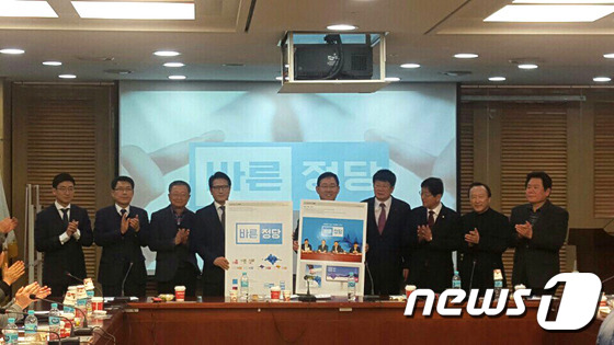(서울=뉴스1) = 15일 서울 여의도 국회 의원회관에서 열린 바른정당 전체회의에서 정병국 창당준비위원장과 주호영 원내대표 등 의원들이 당 로고와 CI를 공개한 후 기념촬영을 하고 …