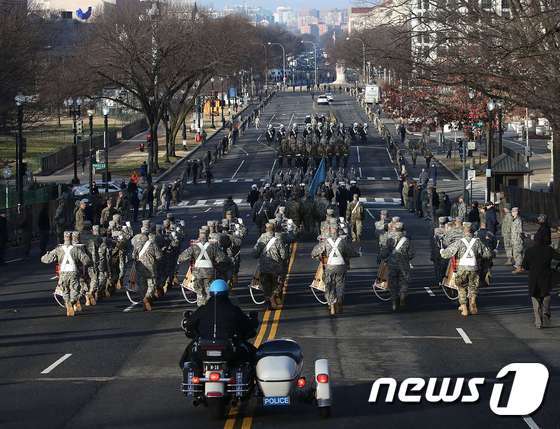 본문 이미지 - 워싱턴 펜실베이니아 가에서 미국 군인들이 2017년 도널드 트럼프 제45대 대통령의 취임식 리허설을 하고 있다. ⓒ AFP=뉴스1 ⓒ News1 우동명 기자