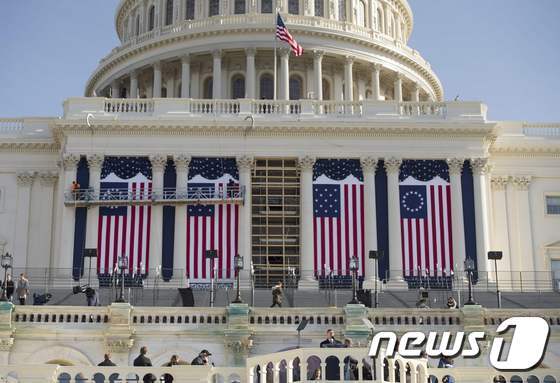 본문 이미지 - 15일 (현지시간) 워싱턴 의사당에 성조기를 걸고 오는 20일 열리는 도널드 트럼프 제45대 대통령의 취임식 참석자들이 리허설을 하고 있다. ⓒ AFP=뉴스1 ⓒ News1 우동명 기자