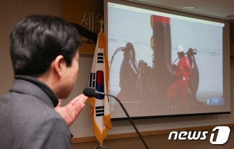 본문 이미지 - 16일 서울 여의도 국회 의원회관에서 열린 세월호 인양 대국민 설명회에서 장기욱 해양수산부 세월호 인양추진과장이 인양 관련 보고를 하고 있다. 2017.1.16/뉴스1 ⓒ News1 허경 기자