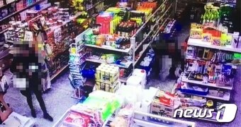 본문 이미지 - 2016년 12월16일 오전 9시께 전북 김제시 백구면 한 마트에서 직원의 관리가 소홀한 틈을 타 50대 남성이 조미료 10개 (시가13만원 상당)를 훔치고 있다.(사진은 기사 내용과 관련없음) ⓒ News1.DB