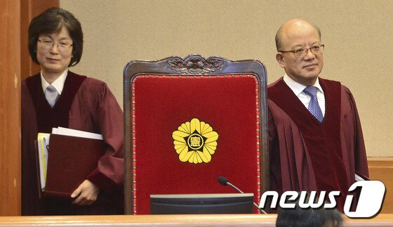 본문 이미지 - 박한철 헌법재판소장(오른쪽)과 이정미 재판관이 17일 오후 서울 종로구 헌법재판소 대심판정에서 열린 '박근혜 대통령 탄핵심판 6차 변론기일'에 참석하고 있다. 2017.1.17/뉴스1 ⓒ News1 신웅수 기자