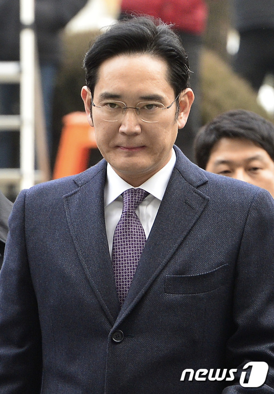 (서울=뉴스1) 신웅수 기자 = 430억원대 뇌물공여와 횡령 등 혐의로 구속영장이 청구된 이재용 삼성전자 부회장이 18일 오전 구속 전 피의자심문(영장실질심사)를 받기 위해 서울 …
