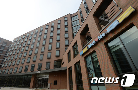 (서울=뉴스1) 안은나 기자 = 18일 서울 서대문구 연세대학교 의과대학생과 법학전문대학원생들의 기숙사를 통합 재건축한 '제중학사-법현학사'. 연세대에 따르면 신축 기숙사에는 종전 …