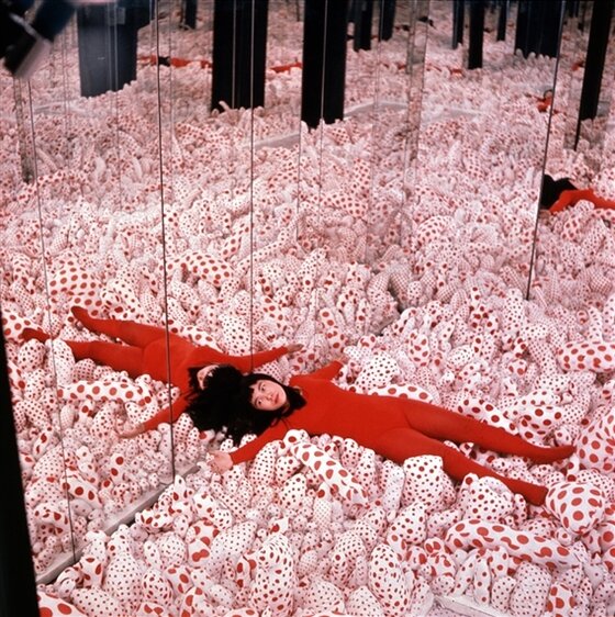 본문 이미지 - 쿠사마 야요이. ⓒ Yayoi Kusama. Photo: Eikoh Hosoe.