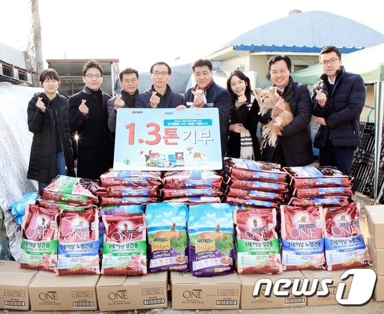 본문 이미지 - 서수상 네슬레 퓨리나 사업 본부장(왼쪽 세 번째)과 배병빈 이마트 몰리스 BM(왼쪽 네 번째) 및 양사 임직원들이 경기 안성 유기동물 보호소에 사료 1.3톤을 기부하고 있다. (네슬레 퓨리나 제공) 2017.1.19/뉴스1