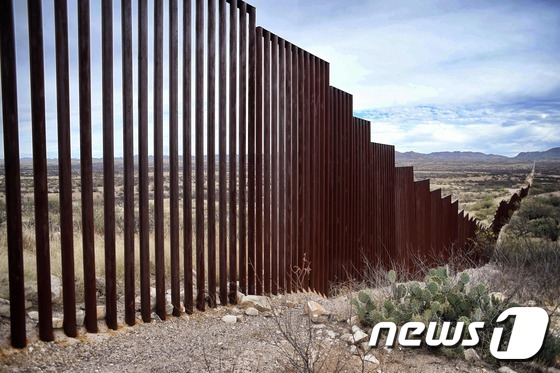(사사베 AFP=뉴스1) 우동명 기자 = 지난 13일 (현지시간) 멕시코 소노라 주 사사베에 미국으로 입국하려는 멕시코 난민들을 차단하기 위해 설치한 거대한 미국-멕시코 국경 장벽 …