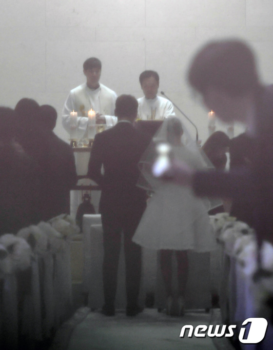 (서울=뉴스1스타) 권현진 기자 = 가수 비(정지훈)와 배우 김태희의 결혼식이 19일 오후 서울 가회동 성당에서 천주교 예식으로 진행되고 있다.2016.1.19/뉴스1