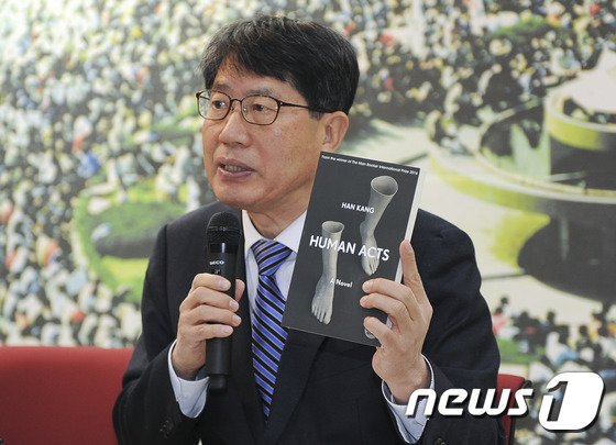 본문 이미지 - 김양래 5·18기념재단 상임이사가 2017년 1월 19일 광주 서구 5·18기념재단 시민사랑방에서 긴급 기자간담회를 열고 미 대사관으로부터 전달받은 미 정부 기밀해제 문서 89건과 한강 작가의 '소년이 온다' 책에 대해 설명하고 있다. 2017.1.19/뉴스1 ⓒ News1 신채린 기자