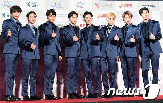 본문 이미지 - 엑소(EXO)가 19일 오후 서울 잠실 실내체육관에서 한국방문의 해 기념으로 열린 ‘제26회 하이원 서울가요대상’에 참석해 포즈를 취하고 있다. ⓒ News1star/ 권현진 기자