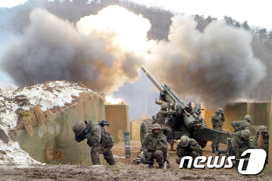 (고성=뉴스1) 고재교 기자 = 육군 22사단 장병들이 2일 강원도 고성군 선유실리 사격장에서 155mm 견인 곡사포 사격을 하고 있다. 이날 훈련은 정유년 새해를 맞아 적 도발에 …