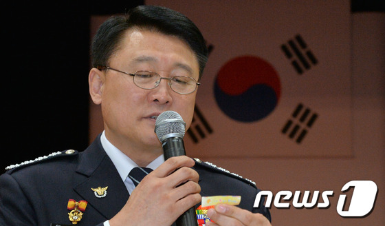 (서울=뉴스1) 김명섭 기자 = 이철성 경찰청장이 2일 서울 서대문 경찰청에서 열린 2017년 경찰청 시무식에서 행운의 쿠키속에 들어 있는 글귀를 읽고 있다. 2017.1.2/뉴스 …