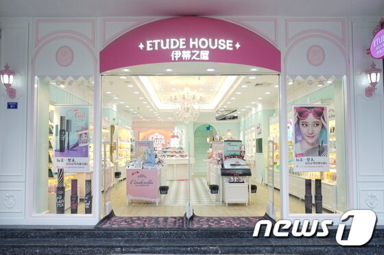 본문 이미지 - 에뛰드 하우스 중국 청두 춘시루점 매장ⓒ News1