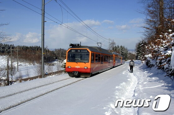 본문 이미지 - 눈 밭을 지나가는 위틀리베르그반.(이미지제공=스위스관광청)ⓒ News1