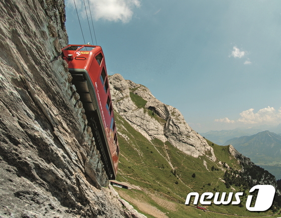 열차가 운항되는 코스는 최대 48도의 경사도를 자랑한다.(이미지제공=스위스관광청)© News1