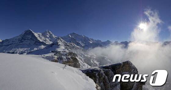 본문 이미지 - 눈보라가 치는 멘리헨반의 전경.(이미지제공=스위스관광청)ⓒ News1