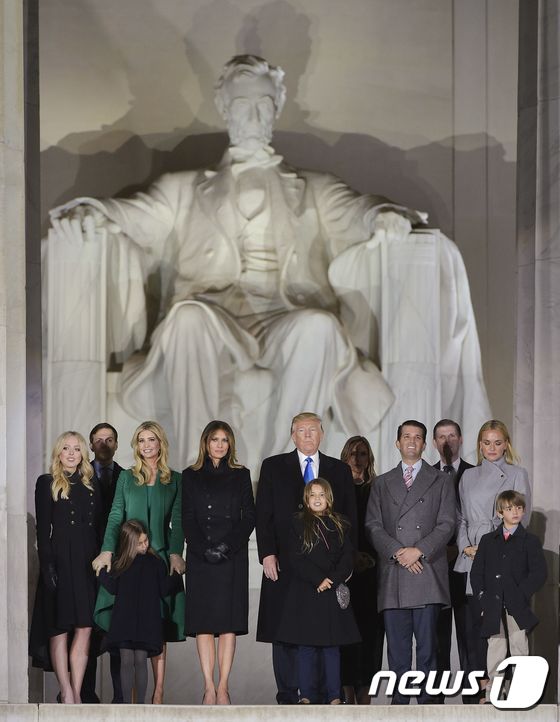 [사진] 링컨 조각상 앞 트럼프 가족