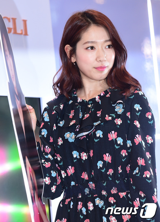 (서울=뉴스1스타) 권현진 기자 = 배우 박신혜가 20일 오후 서울 소공동 롯데백화점에서 열린 한 가방브랜드 팝업스토어 오픈 기념 사인회에 참석해 포즈를 취하고 있다.