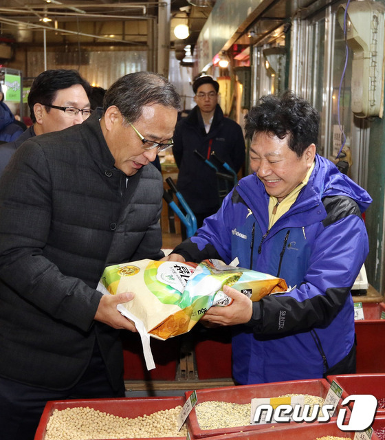 설맞아 전통시장서 쌀 구매하는 홍윤식 장관