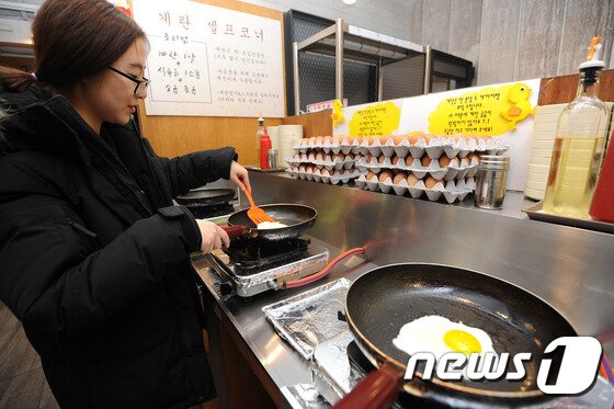 본문 이미지 - 대구 중구 동성로의 한 김치찌개 전문식당에서 손님이 무한 리필로 나오는 달걀후라이를 하고 있다. /뉴스1 ⓒ News1 이종현 기자