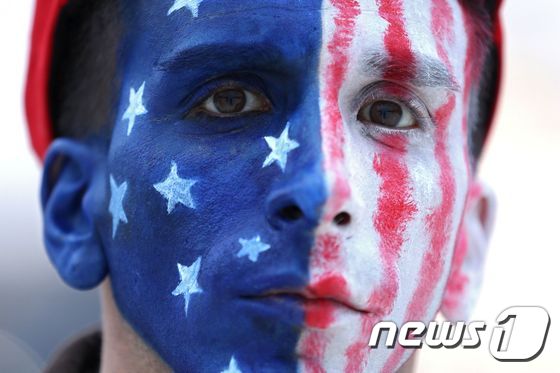 도널드 트럼프 미국 대통령의 취임식에 참석한 한 남성이 얼굴에 미국 국기를 그렸다. © AFP=뉴스1