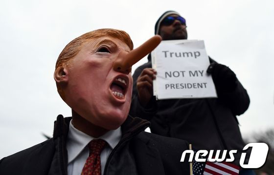 [사진] \'피노키오 트럼프는 내 대통령 아냐\'