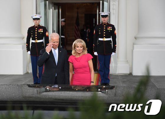 [사진] 백악관 떠나는 바이든 부통령