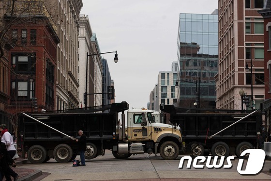 [사진] 美대통령 취임식장 인근에 세워진 트럭들